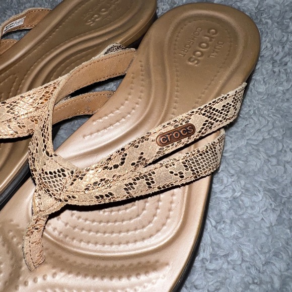 Crocs Sanrah Liquid Metallic Wedge Sandals Womens Size 9 Gold Snake Print 205478 - Picture 10 of 13